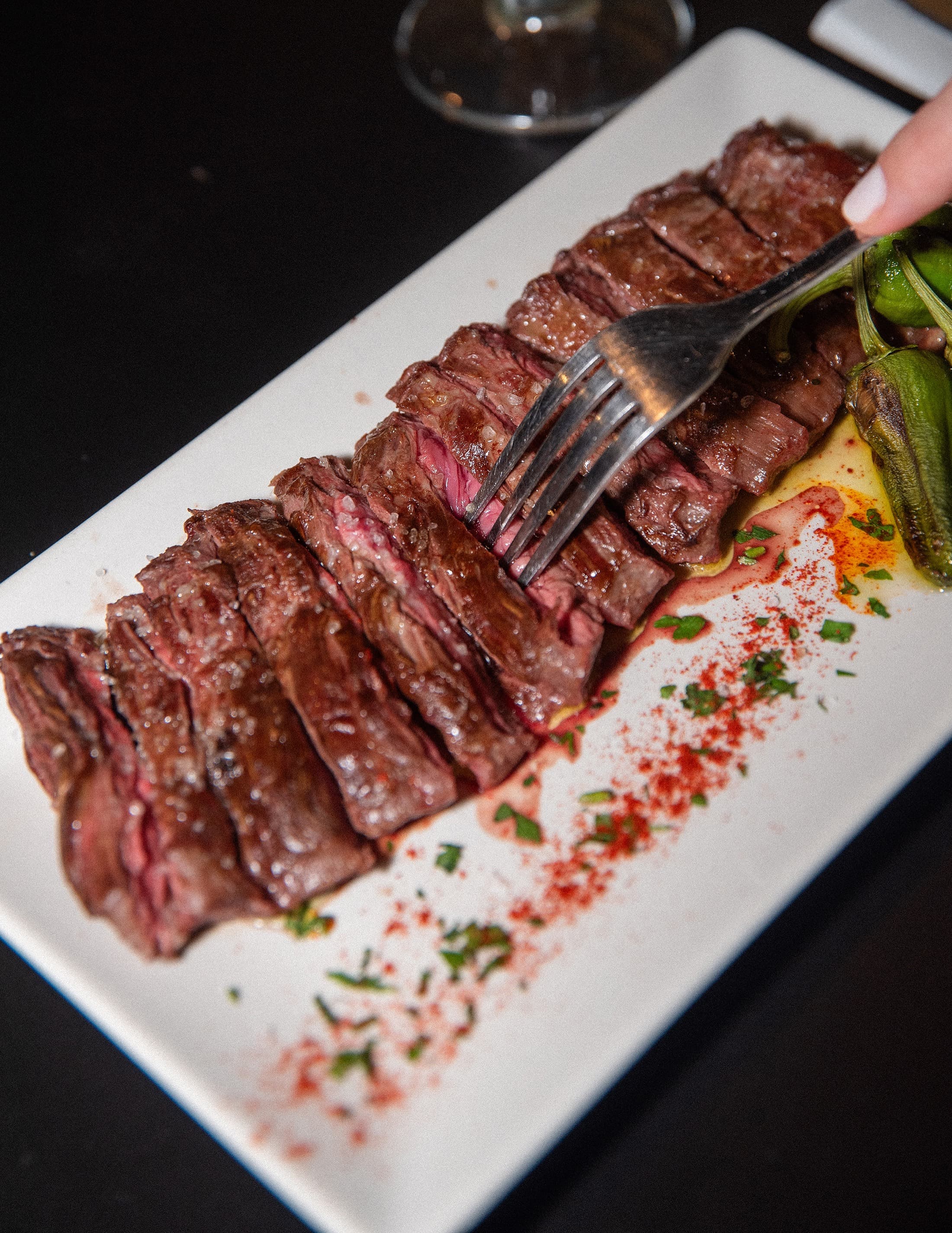 Corte de carne en Unión Carnes y Vinos, Ruzafa, Valencia